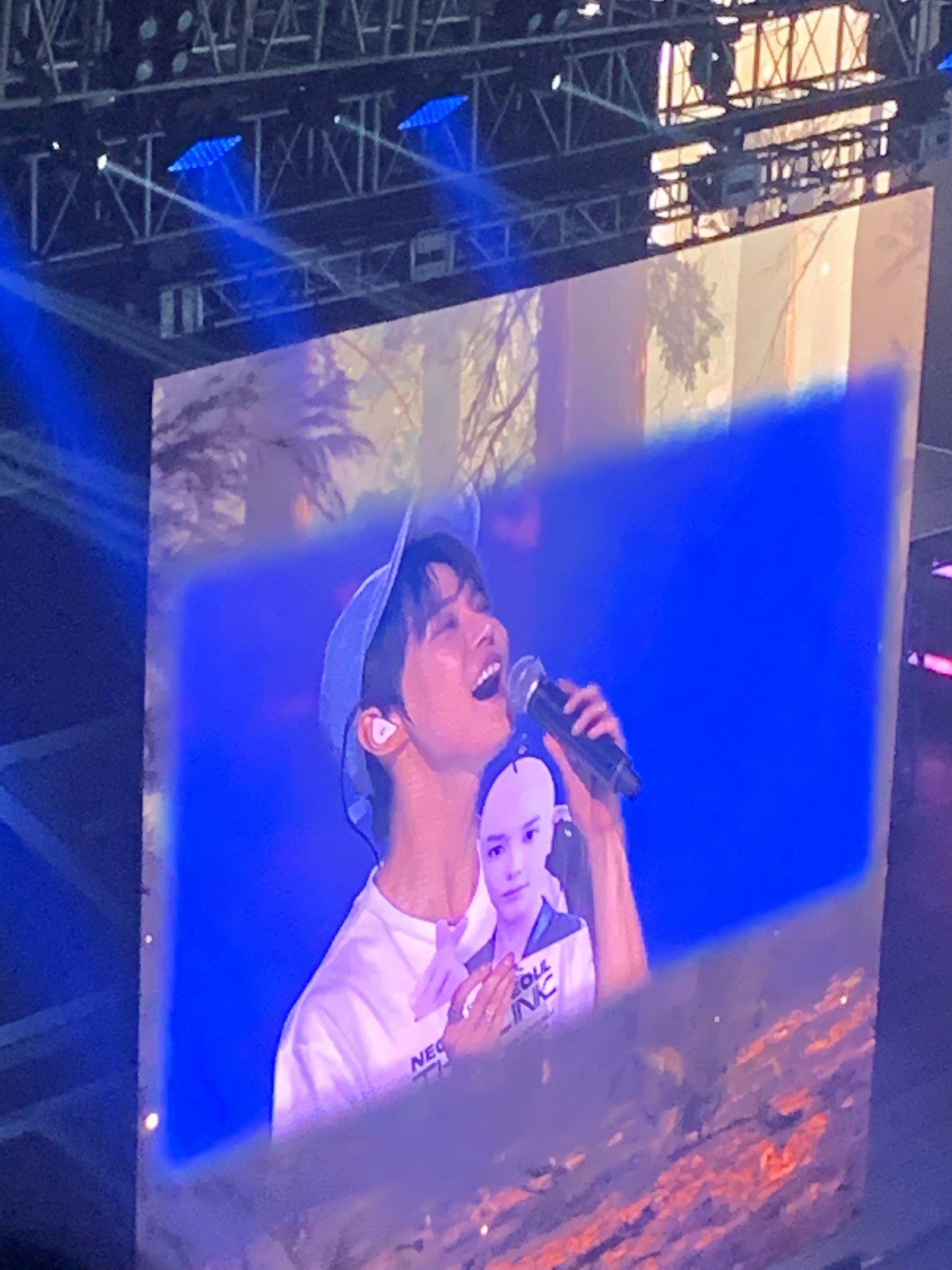 Doyoung NCT di konser Manila