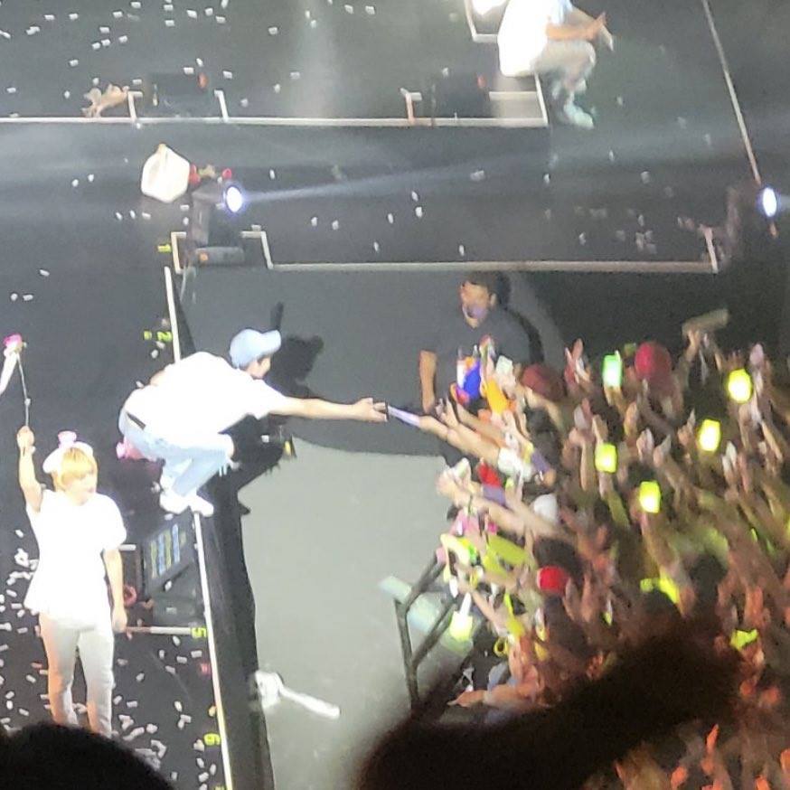 Doyoung NCT di konser Manila