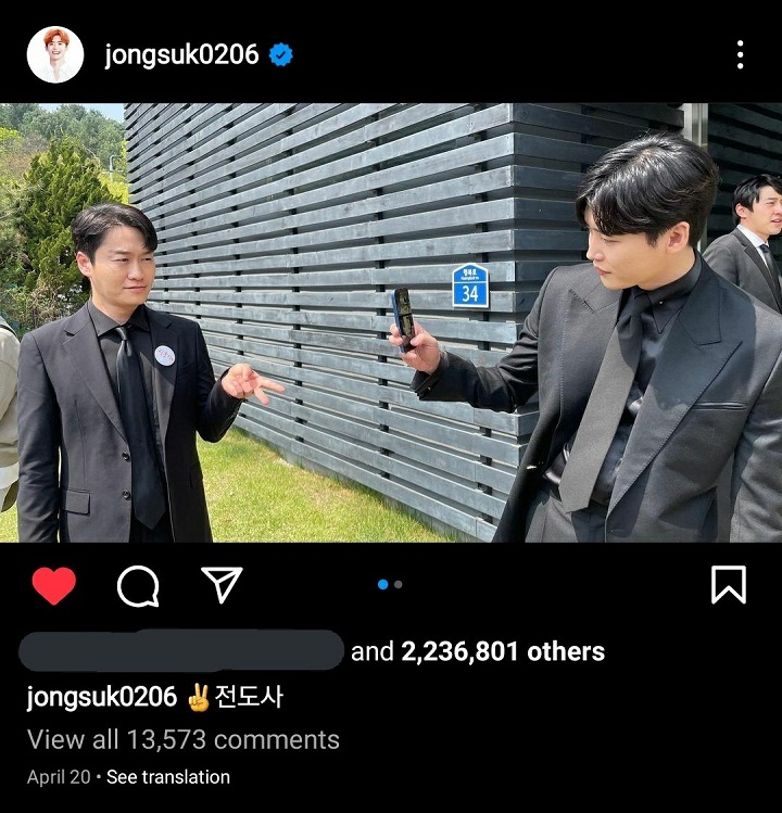Postingan Lee Jong Suk Ini Pertanda Bakal Ada Adegan Melayat di \'Big Mouth\'?