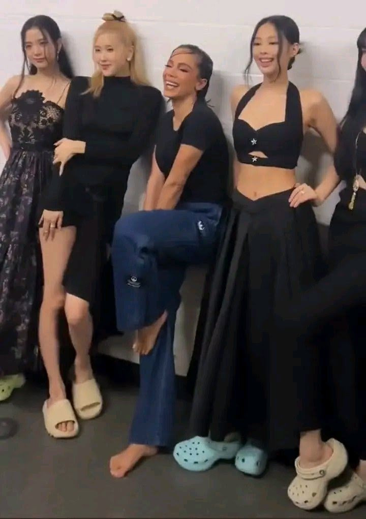 MTV VMA 2022: Nyaman Jadi Prioritas, BLACKPINK Kedapatan Pakai Ini di Backstage MTV VMA 2022: Nyaman Jadi Prioritas, BLACKPINK Kedapatan Pakai Ini di Backstage