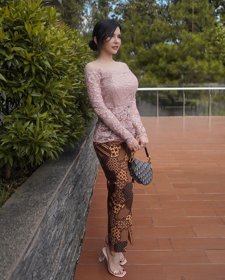 Pesona Dalam Balutan Kebaya