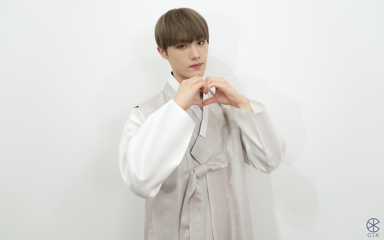 7 Potret Hyunsuk CIX Pamer Kaki Jenjang, Disorot Usai Bertingkah Gentleman Ke Idol Wanita