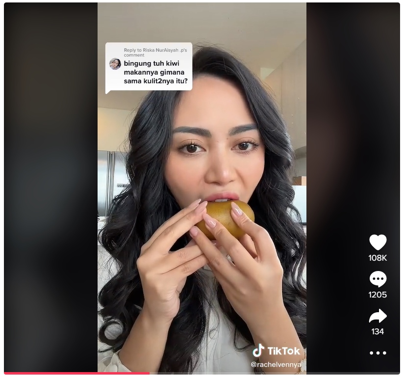 Rachel Vennya Bikin Heboh Usai Tunjukkan Cara Makan Kiwi