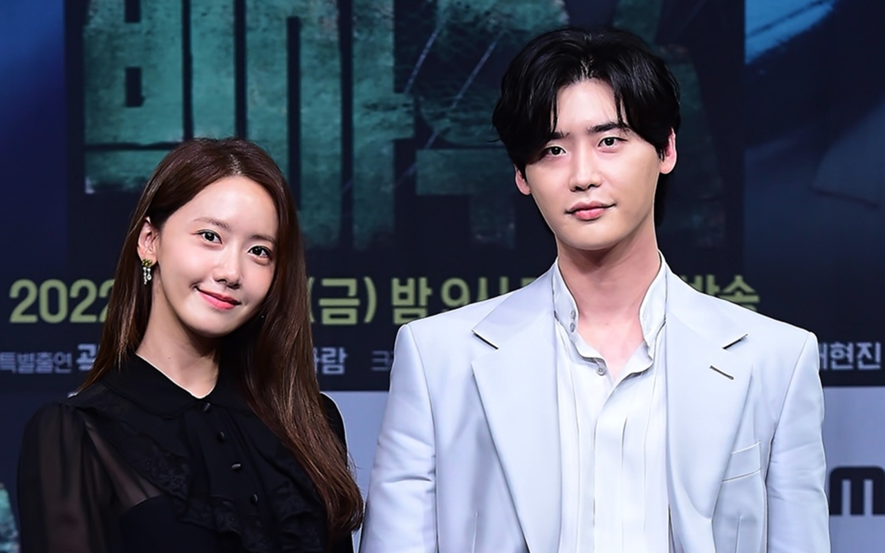 Lee Jong Suk Komplain Gaun Yoona SNSD Terlalu Terbuka di 'Big Mouth'