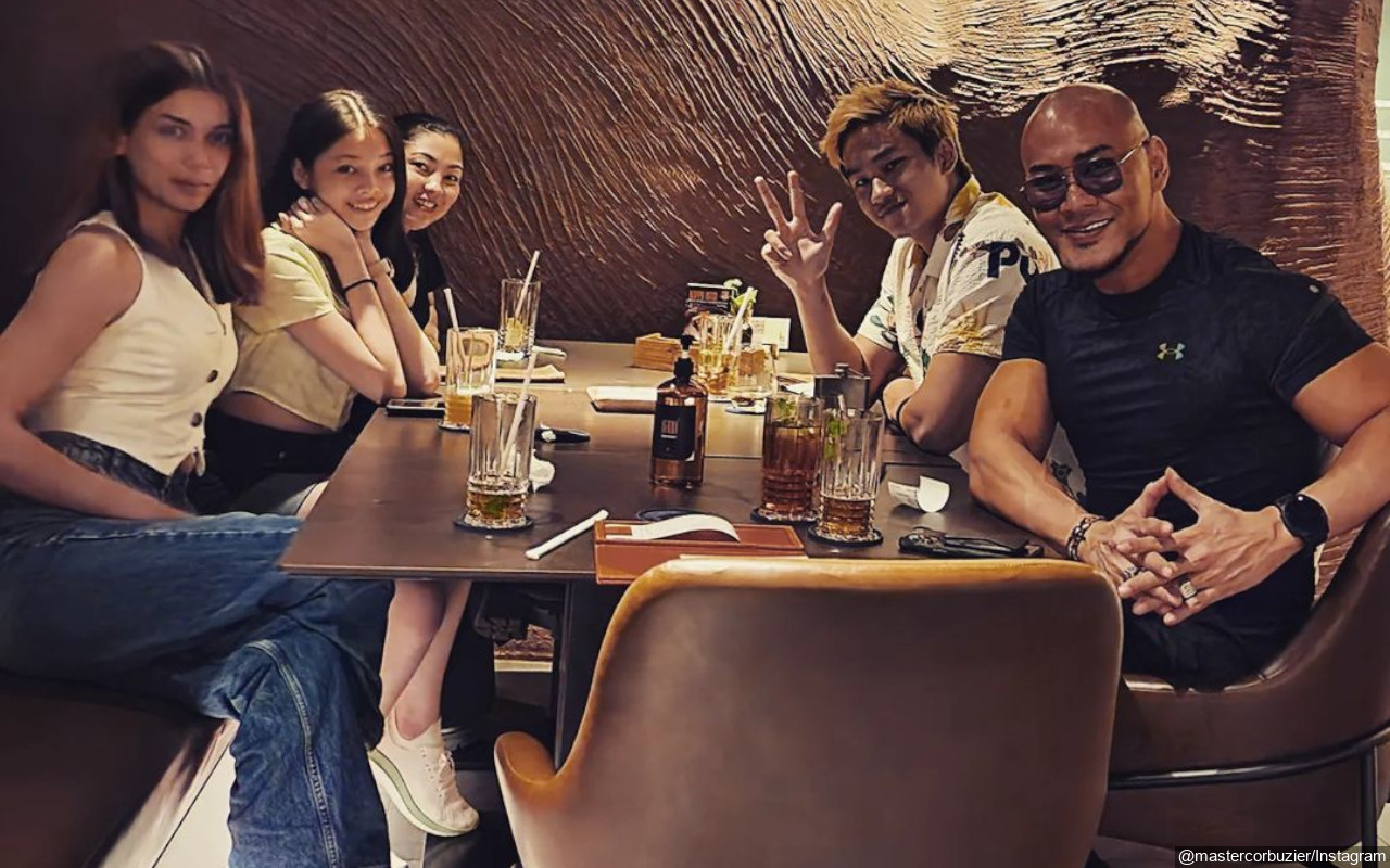 Deddy Corbuzier Pamer Foto Bareng Ortu Nada Tarina Putri, Pesan Ini Bikin Salfok