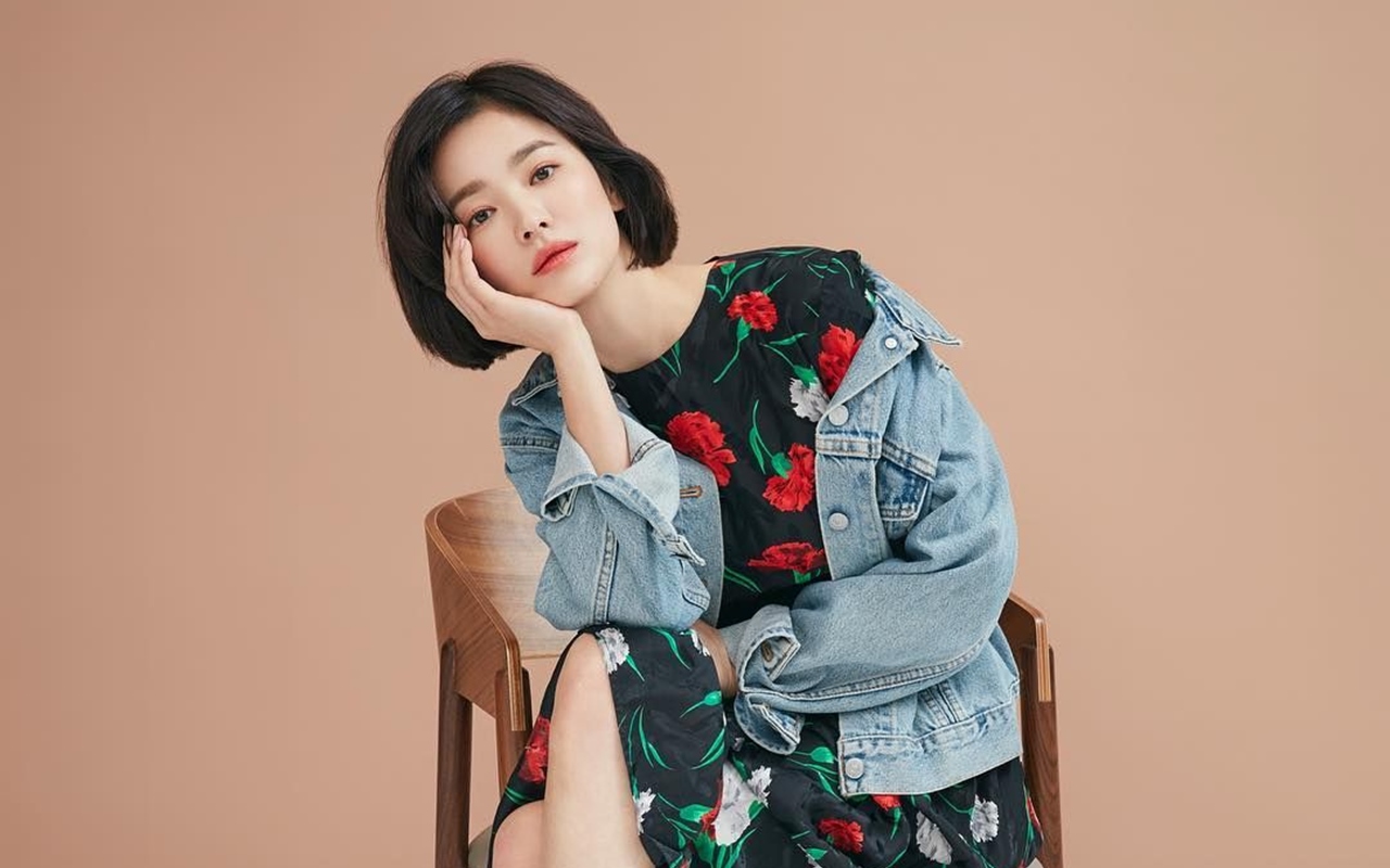 Song Hye Kyo Piknik Pakai Celana Super Pendek, Sosok Yang Menemani Curi Fokus
