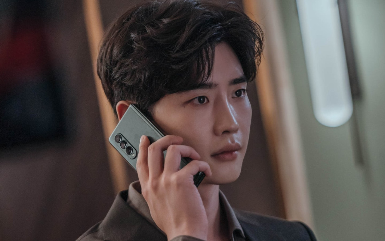 Tak Jadi Dipakai ke Pesta, Harga Tuksedo Lee Jong Suk di 'Big Mouth' Bikin Geleng-Geleng Kepala