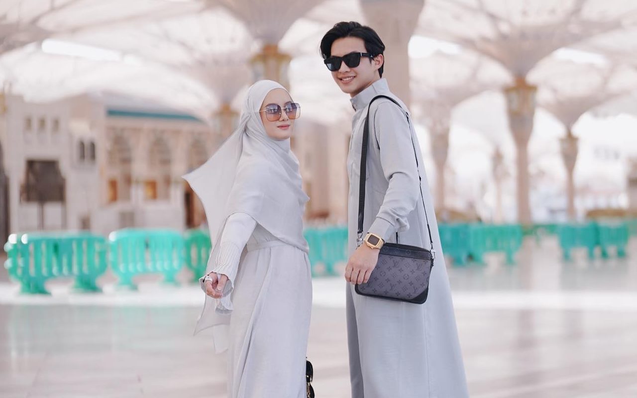 Rey Mbayang Tertangkap Kamera Cium Perut Dinda Hauw Saat Umrah, Banjir Doa