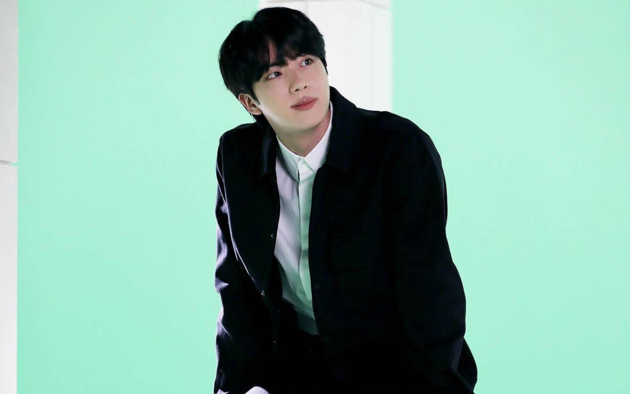 Jin BTS Terlalu Semangat Main Game Saat Live, Suara Berisik Picu Reaksi Panik