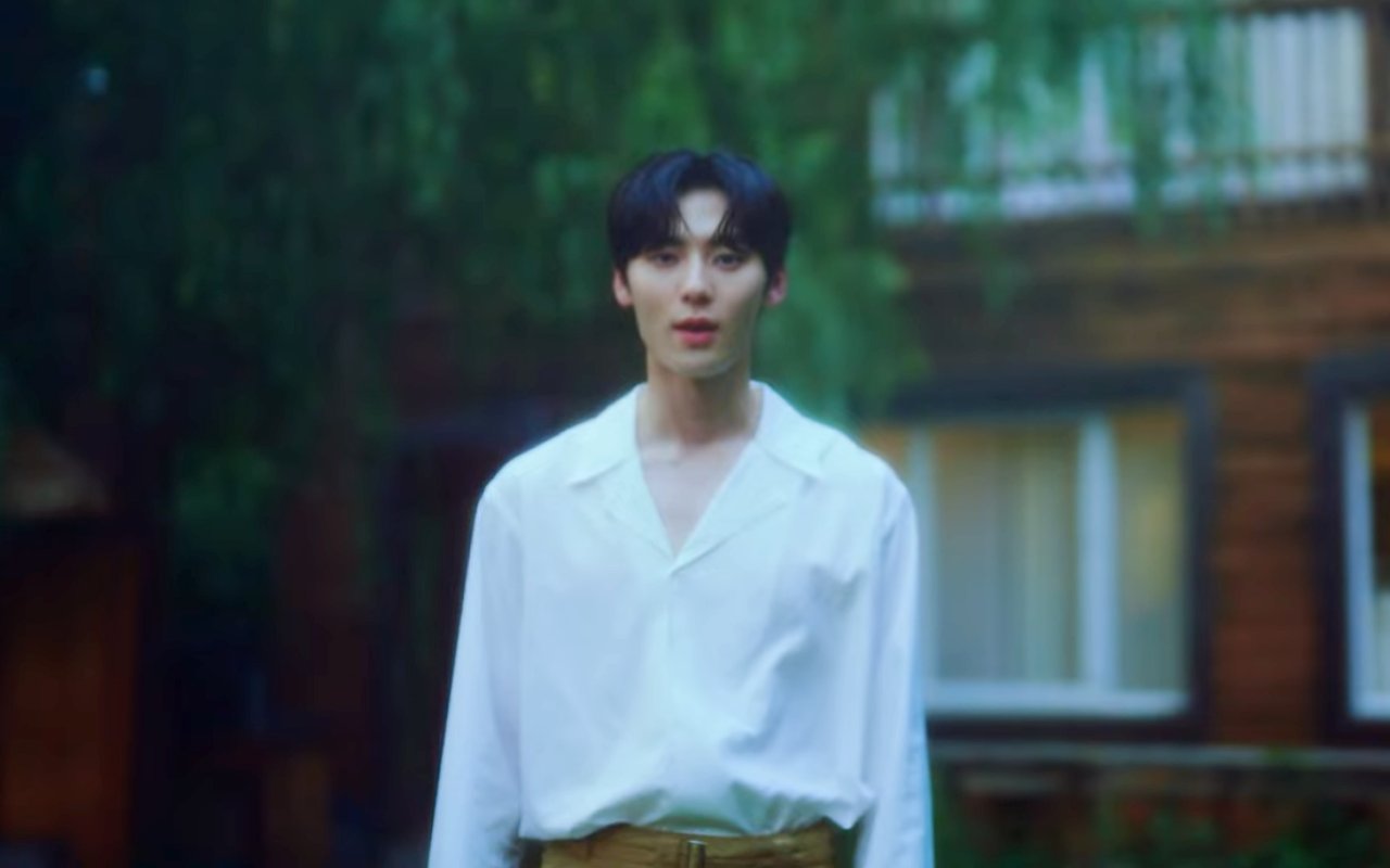 Tunjukkan Kerinduan Seorang Mantan, Hwang Minhyun Rilis MV 'Again'