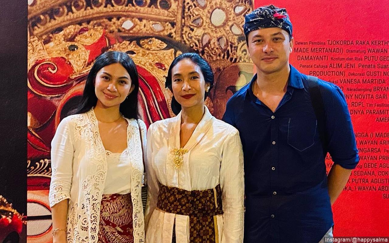 Foto Diapit Ariel Tatum dan Nicholas Saputra, Artis Cantik Ini Didesak Jadi ‘Mak Comblang’