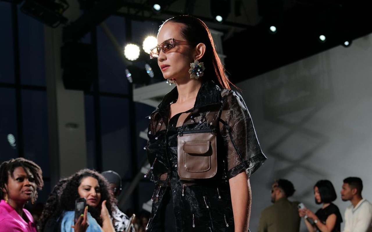 Aksi Catwalk Badass Tuai Sorotan, 8 Gaya Modis Enzy Storia Saat Ramaikan NYFW 2022
