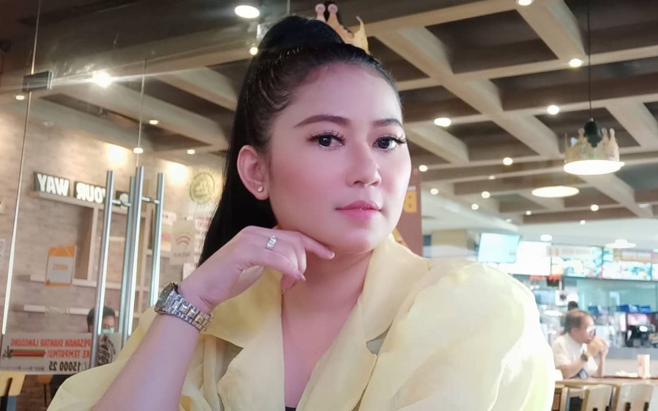 Tiara Marleen Tampil Seksi Sambil Pamer Digandeng Mesra Brondong, Pacar Baru?