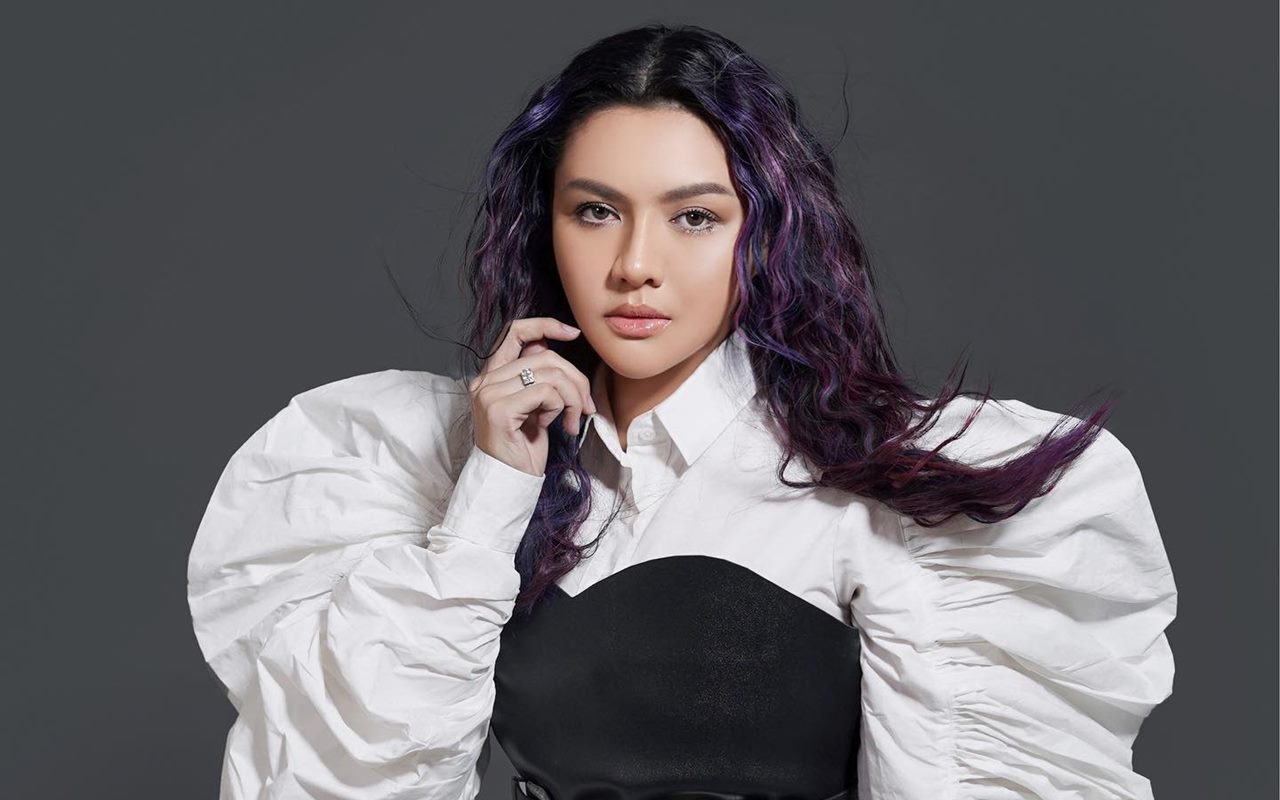 Dandan Cetar, Vicky Shu Malah Kedapatan Nyegat Taksi Untuk Hadiri New York Fashion Week