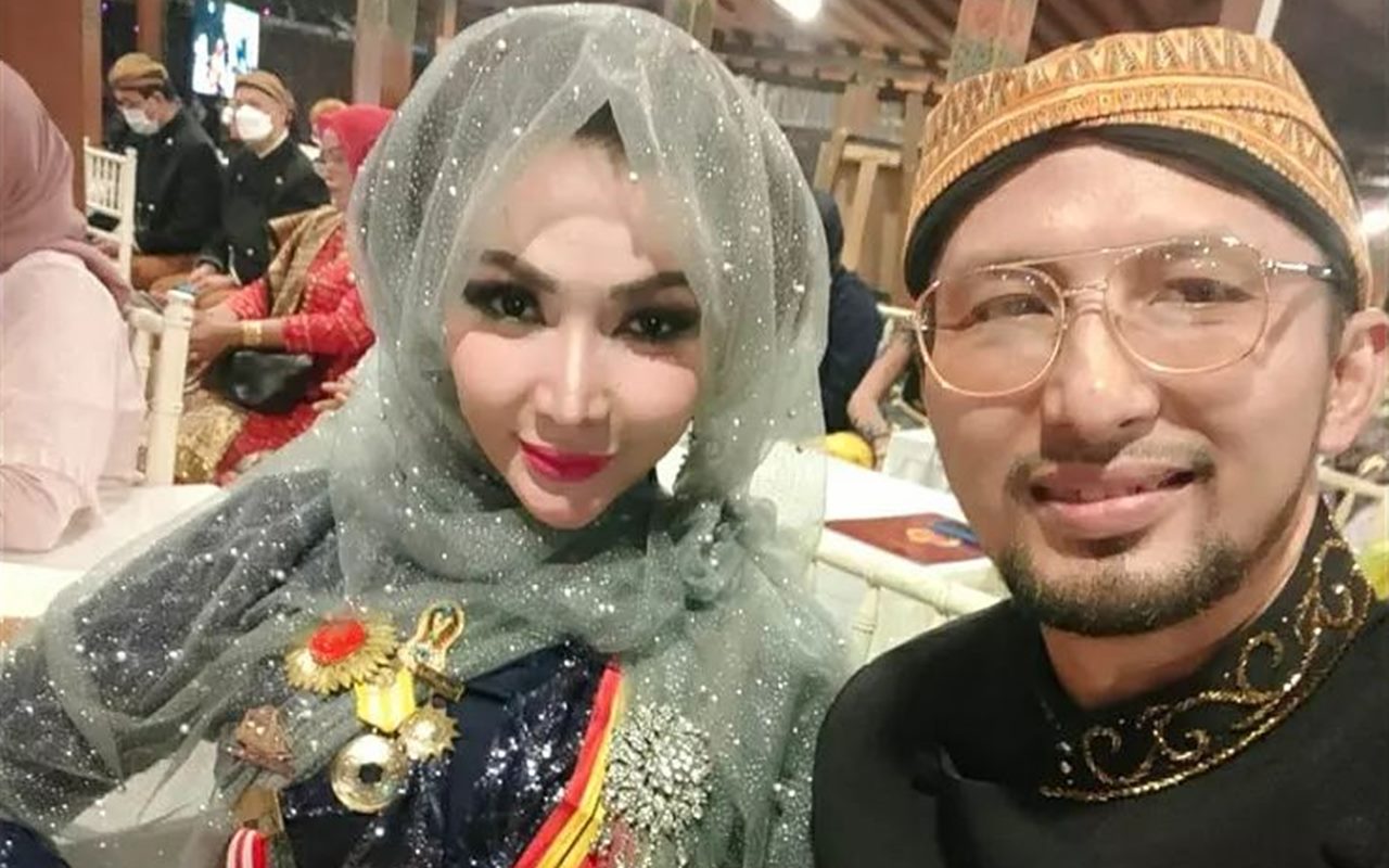 7 Potret Kebersamaan Roro Fitria dan Suami, Diterpa Isu Cerai Pasca Melahirkan