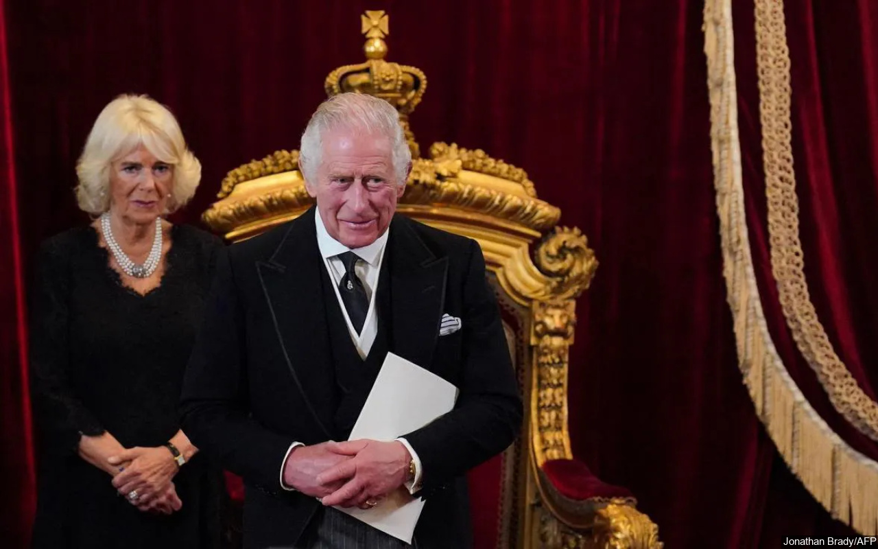 Tanda Tangan Dokumen Resmi, Sikap Kesal King Charles III Saat Pulpen Rusak Jadi Sorotan