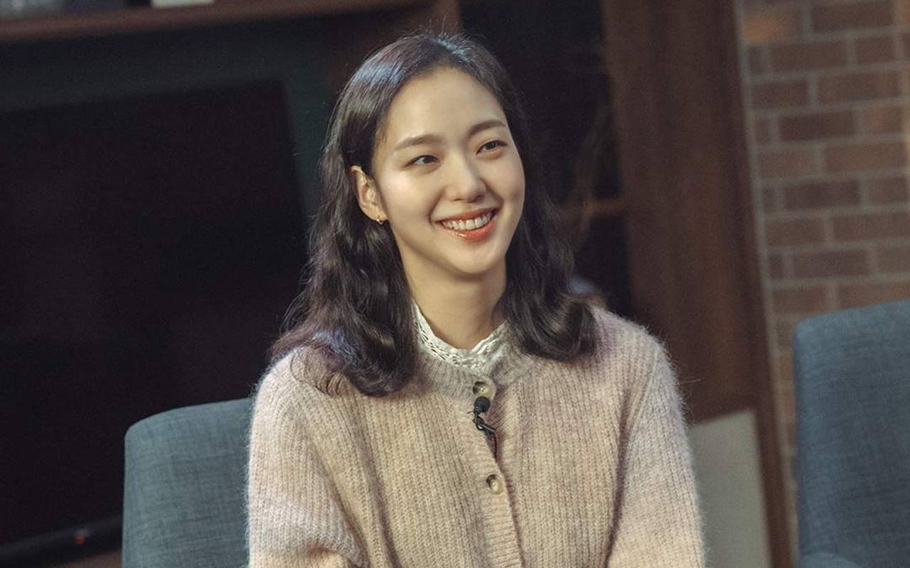 Perankan Orang Miskin, Kim Go Eun Pakai Gaun dan Perhiasan Mahal di 'Little Women' Masuk Akal?