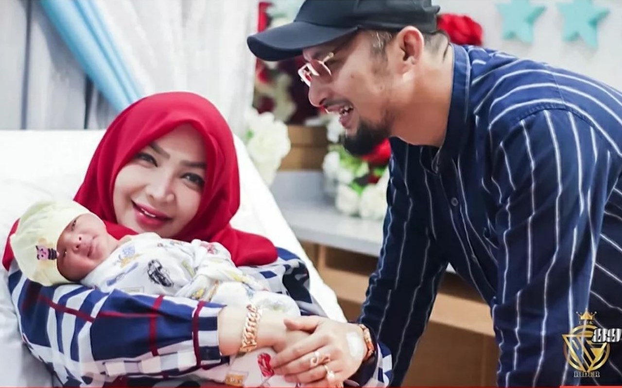 Roro Fitria Gugat Cerai Suami Pasca Melahirkan, Intip 7 Momen Bahagianya Jadi Ibu