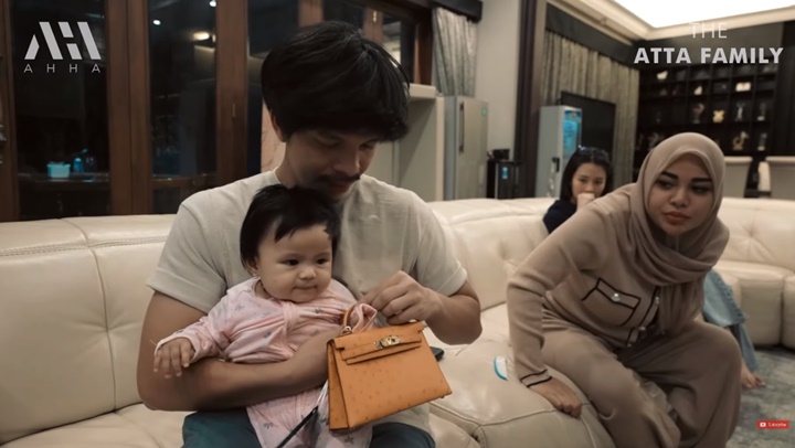 Insting Anak Sultan, Ameena Sudah Jago Pilihkan Aurel Hermansyah Tas Branded