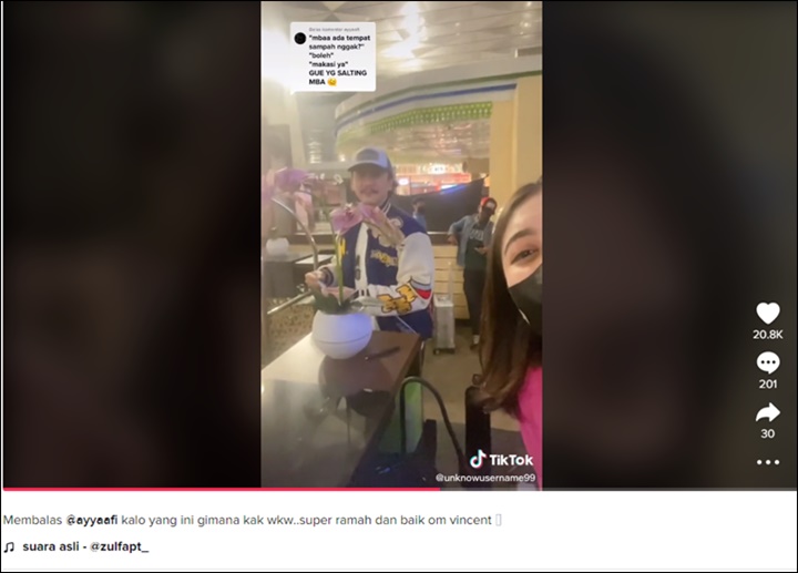 Sikap Ramah Nan Kocak Vincent Rompies Sukses Bikin Petugas Bandara Cantik Ini Salting