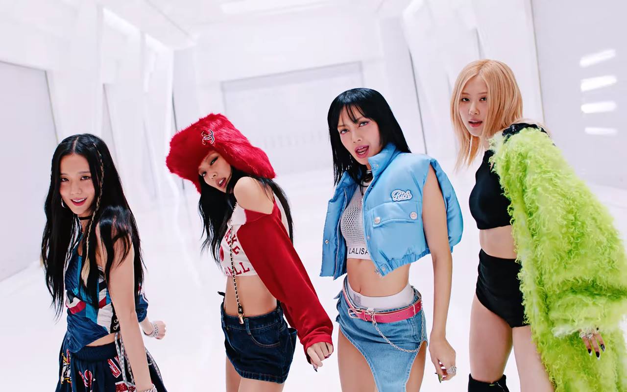 Blackpink born pink постеры. Блэкпинк борн пинк. Группа blackpink shutdown. Блэк пинк 2022 фотосессия. Blackpink shutdown bridge version.