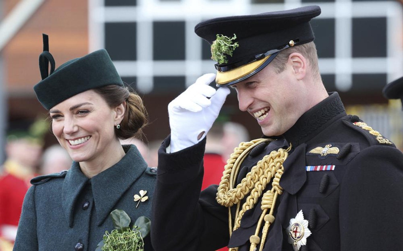 Jadi Pangeran-Putri Wales Baru, William-Kate Muncul Resmi Pertama Saksikan Bunga Penghormatan Ratu
