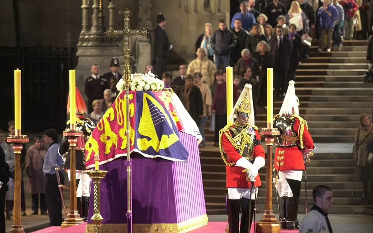 Seorang Pria Ditangkap Usai Sempat Sentuh Peti Mati Ratu Elizabeth II di Westminster Hall