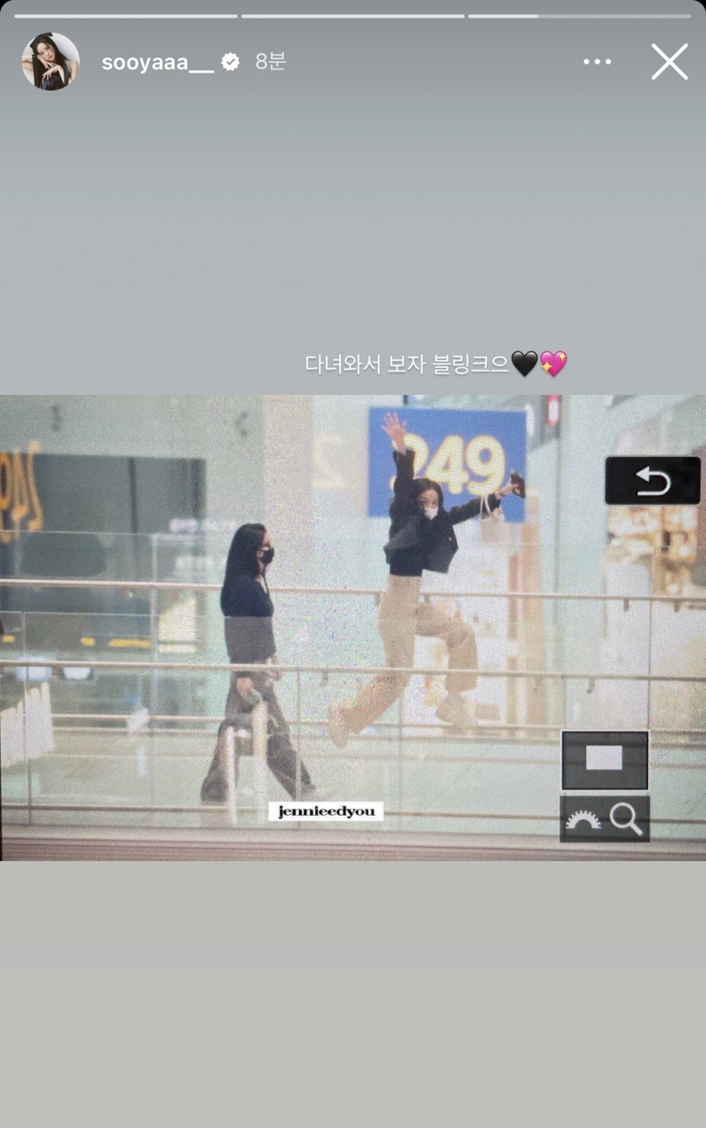 Jisoo BLACKPINK Bikin Fans Ikut Gemas Usai Posting Foto Asyik Lompat di Bandara