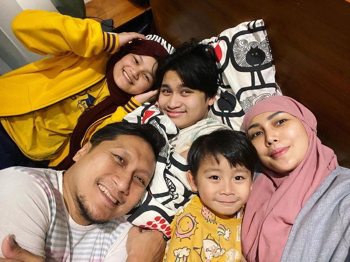 <i>Cute Family</i>