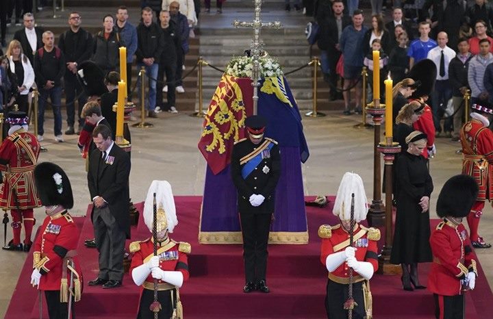 Haru 8 Cucu Ratu Ikut Andil Jaga Peti Mati Ratu di Westminster Hall