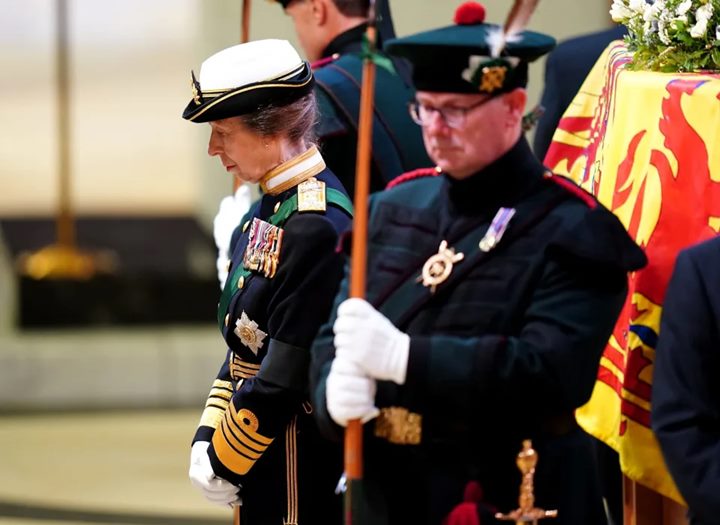 Princess Anne Membuat Sejarah Ikut Vigil Di Samping Peti Ratu Elizabeth II