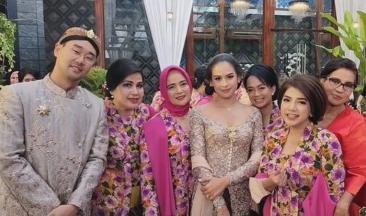 Maudy Ayunda dan Jesse Choi Tampil Jawa Banget di Nikahan Sang Adik, Auto Jadi Rebutan Ibu-ibu