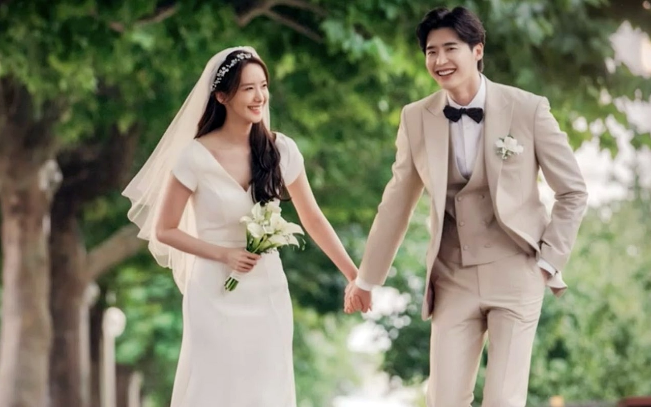 Beda dari yang Ditayangkan, Yoona-Lee Jong Suk Asyik Sendiri Saat Syuting Adegan Serius 'Big Mouth'