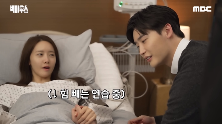 Gerak-Gerik Lee Jong Suk Saat Genggam Tangan Yoona SNSD di Lokasi \'Big Mouth\' Disorot