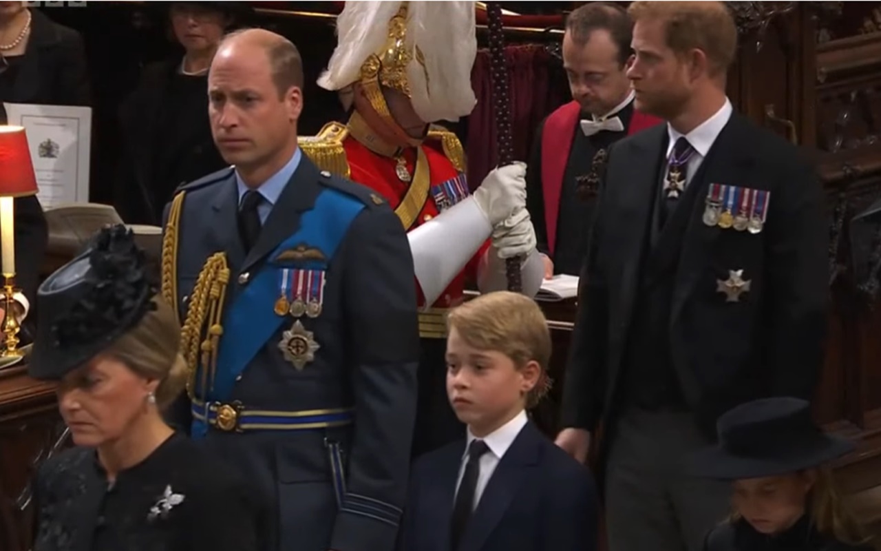 Dilibatkan Dalam Prosesi Pemakaman Ratu Elizabeth II, Wajah Pangeran George Tampak Serius