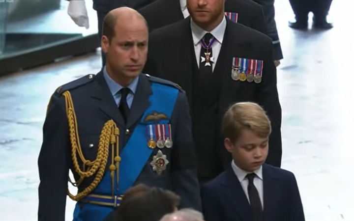Dilibatkan Dalam Prosesi Pemakaman Ratu Elizabeth II, Wajah Pangeran George Tampak Serius