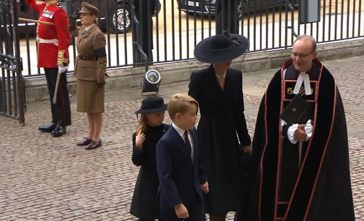 Pangeran George-Putri Charlotte Ambil Peran di Pemakaman Ratu, Penampilan Beda Curi Perhatian