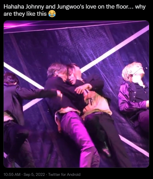 Johnny Beri Klarifikasi Soal \'Cium\' Jungwoo Selam Performance \'Love on the Floor\'