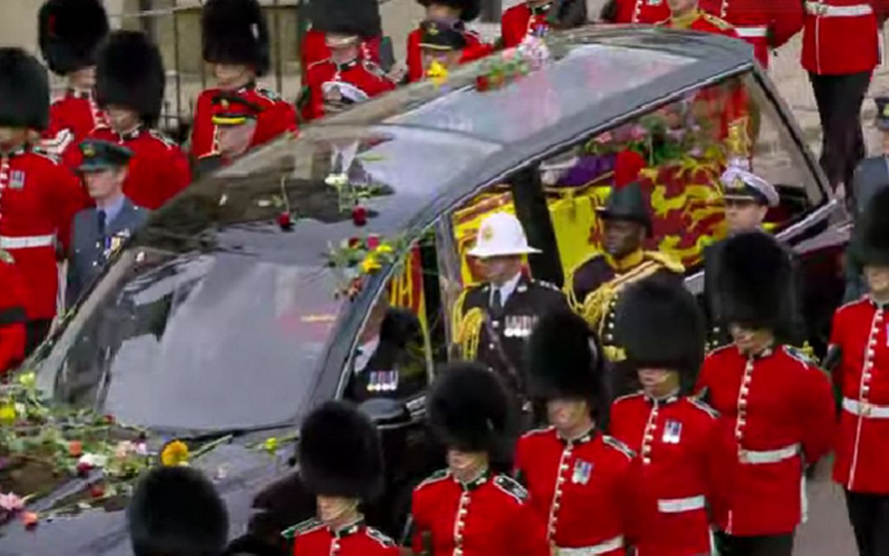 Lewati Kerumunan Warga, Peti Jenazah Ratu Elizabeth II Disambut Tepuk Tangan Hingga Lemparan Bunga
