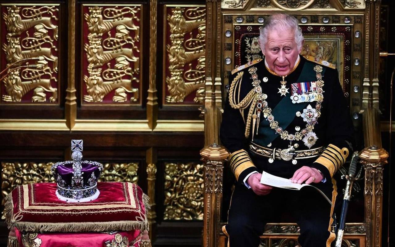 Momen Haru Raja Charles III Beri Penghormatan Terakhir untuk Ratu Elizabeth II