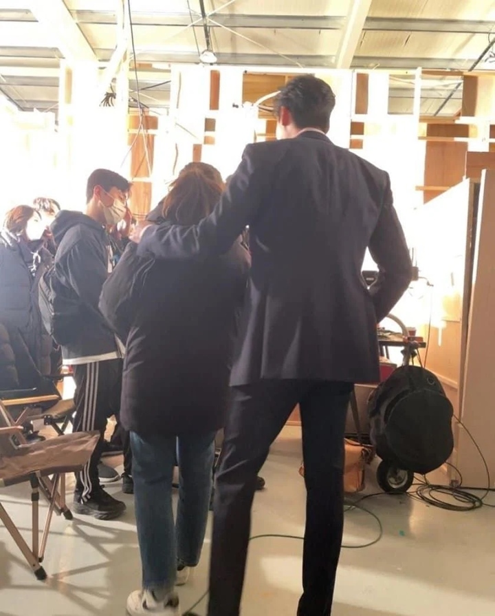 Kondisi Punggung Lee Jong Suk Mendadak Tuai Sorotan