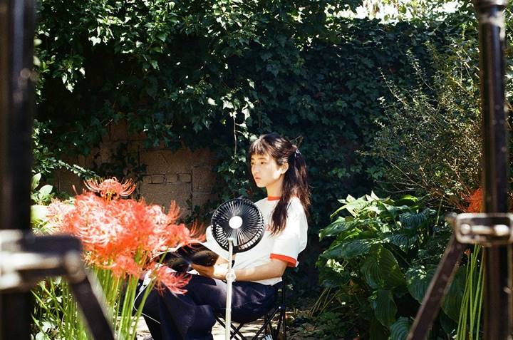 Seolah Tak Terganggu Saat Bersantai