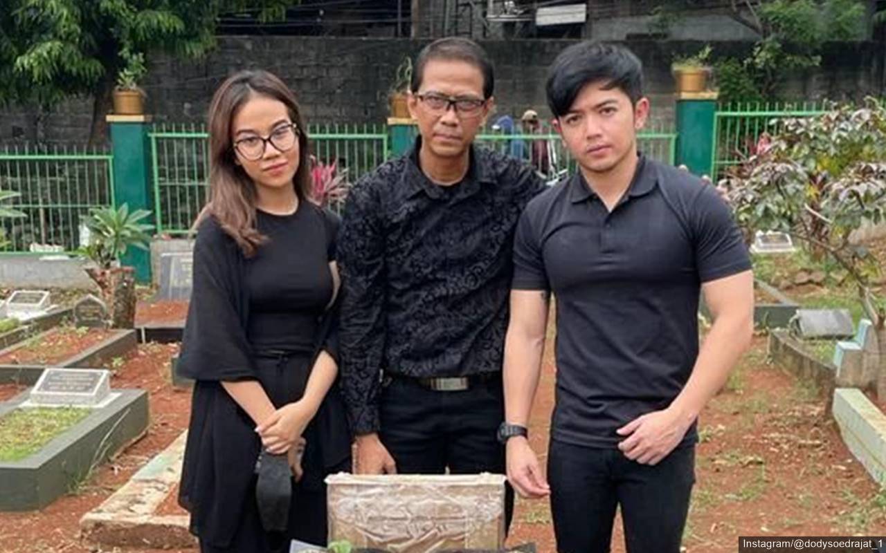 Doddy Sudrajat Harapkan Ini Saat Ajak Nicky Tirta Ziarah ke Makam Vanessa Angel