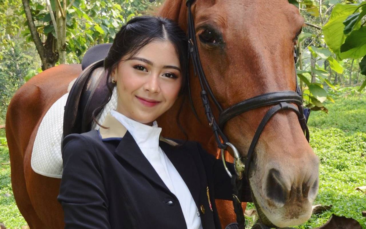 Larasati Mantan Thariq Halilintar Ngode Bantah Balik ke Indo, Wajah Cantik Saat Berkuda Bak Princess