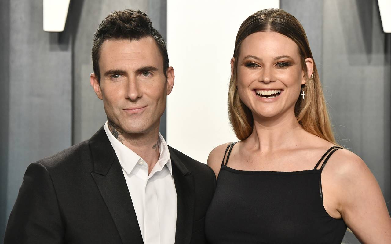 Adam Levine Buka Suara Tanggapi Isu Selingkuh, Behati Prinsloo Dilaporkan Marah Besar