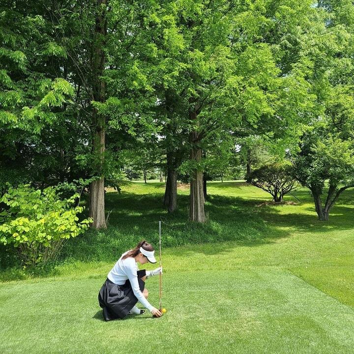 Pose Candid Anggun Letakkan Bola Golf