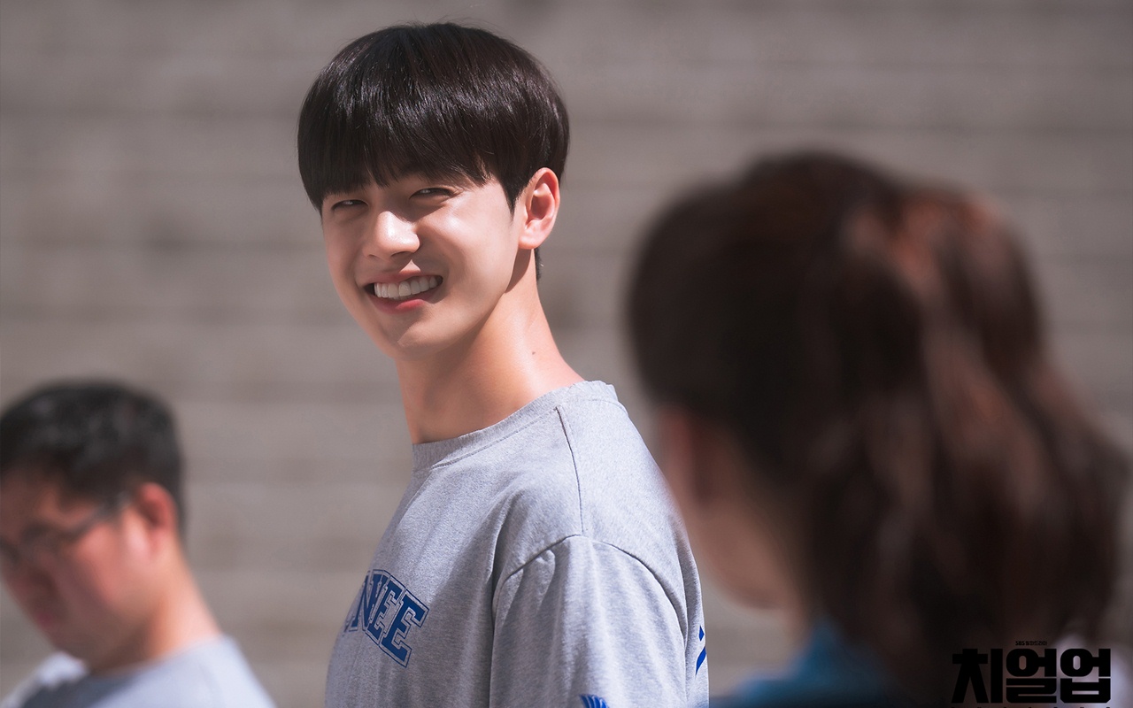 8 Pesona Aktor Rookie Kim Hyun Jin, Bau-bau Jadi Sad Boy di 'Cheer Up'