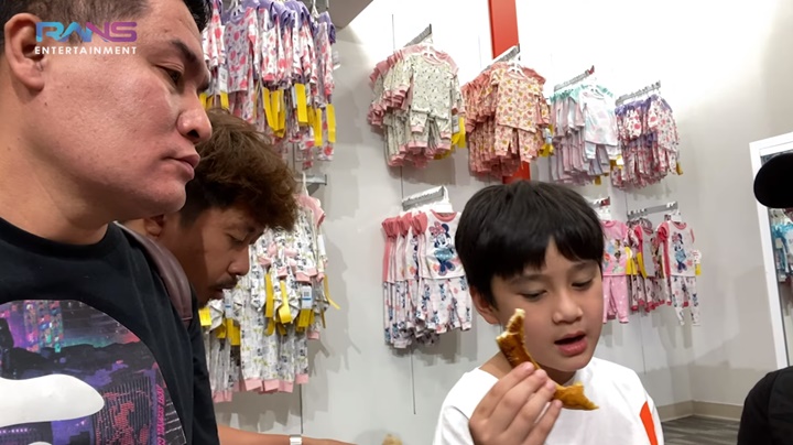 Jago Bahasa Inggris, Rafathar Malah Iseng Tantang Om Merry Ngobrol dengan Bule