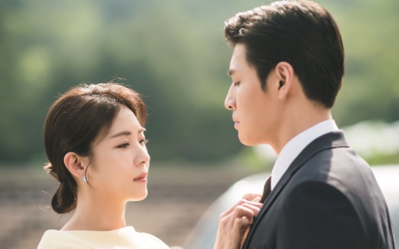Ha Ji Won dan Kang Ha Neul Serasi di Foto Adegan 'Curtain Call', Chemistry Tuai Pujian Selangit