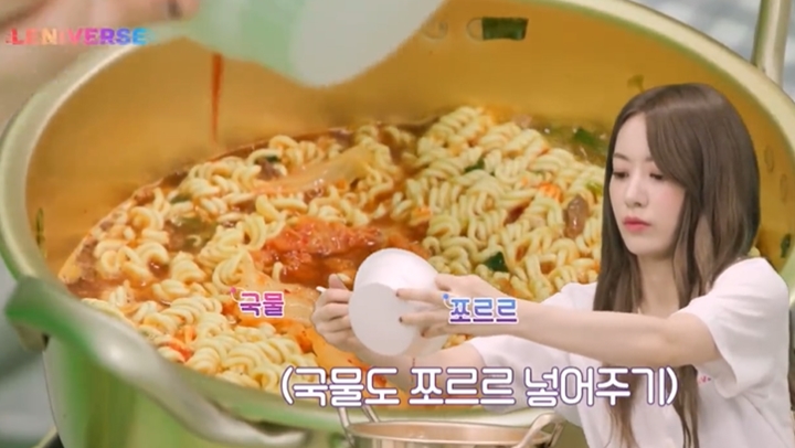 Cara Miyawaki Sakura LE SSERAFIM Masak Ramen Bikin Syok